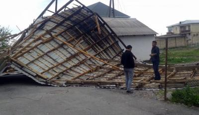 Qaradağda gülcü külək məktəbin damını yaşayış evlərinin üstünə aşırdı