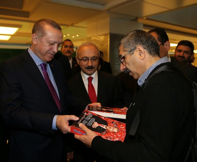 “Turkun böyük lideri - siyasi liderin portreti” kitabı Ərdoğana təqdim edildi<b style="color:red"></b>