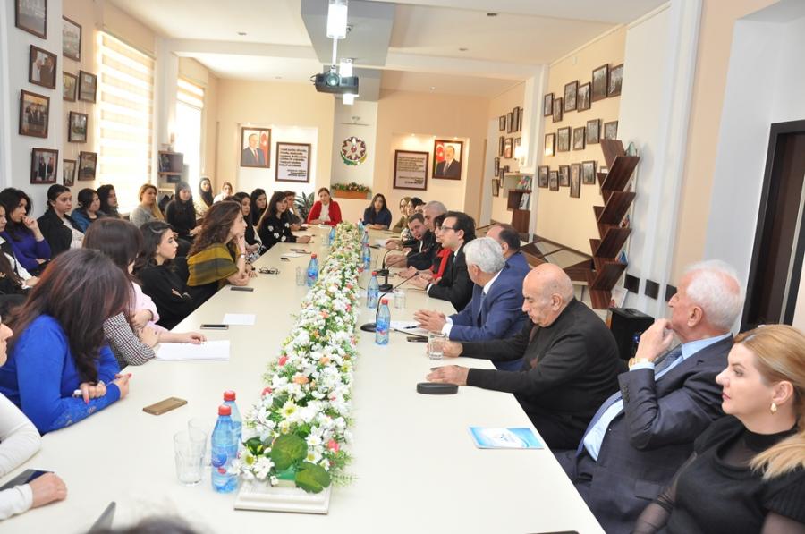 "Müasir Azərbaycan ədəbiyyatında azərbaycançılıq və multikulturalizm" müzakirə edildi<b style="color:red"></b>