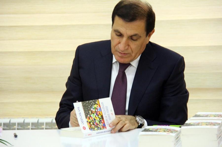Əjdər Olun oxucuları ilə daha bir görüşü oldu<b style="color:red"></b>