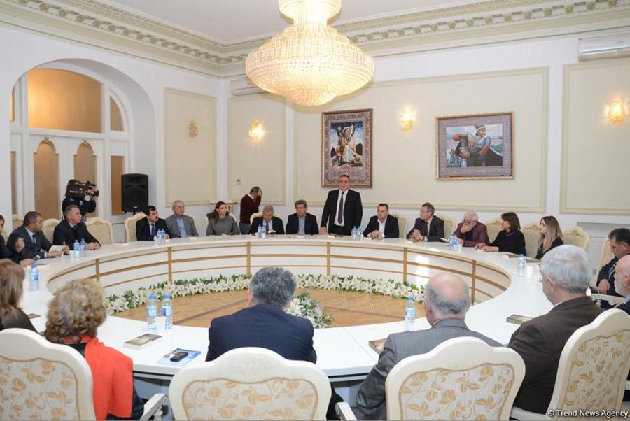 Yunus Oğuz "Atabəy Eldəniz"i təqdim etdi<b style="color:red"></b>