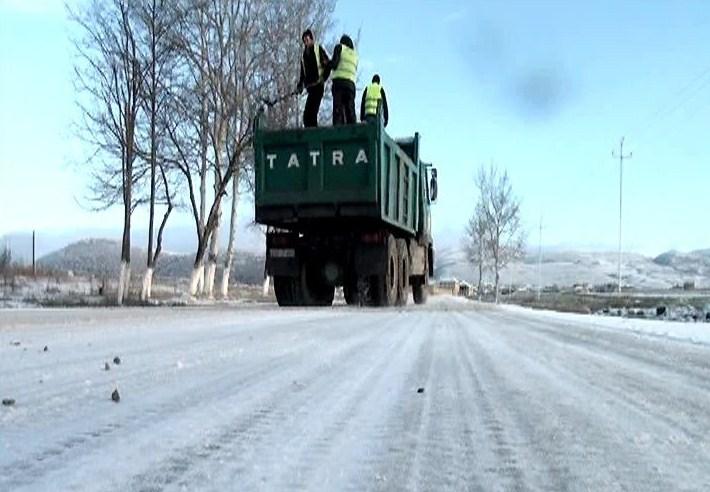 Şamaxı və İsmayıllıda yollar buz bağladı, nəqliyyatın hərəkətində çətinlik yarandı<b style="color:red"></b>