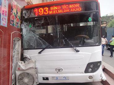 Bakıda sərnişin avtobusu binaya çırpıldı- <b style="color:red">Foto</b>