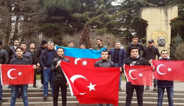 Gürcüstanda azərbaycanlı gənclər Türkiyəyə dəstək aksiyası keçirdilər<b style="color:red"></b>