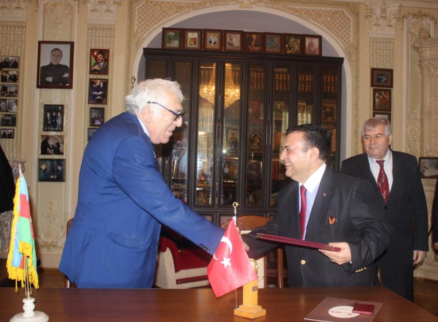 İrfan Çiftçiyə Bəxtiyar Vahabzadə Mükafatı təqdim olundu<b style="color:red"></b>