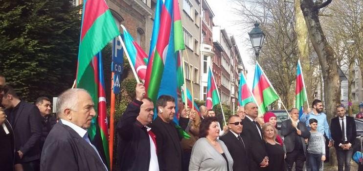 Azərbaycanlılar Brüsseldə kütləvi aksiya keçirdilər<b style="color:red"></b>