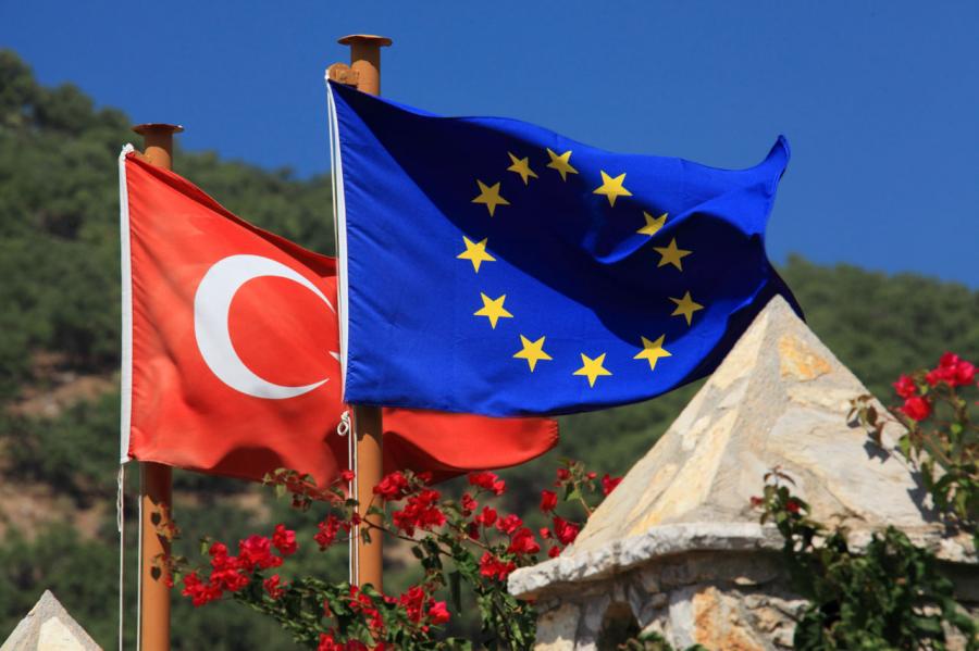<b style="color:red">Avropa Komissiyası: "Türkiyə Avropadan iri addımlarla uzaqlaşır"</b>