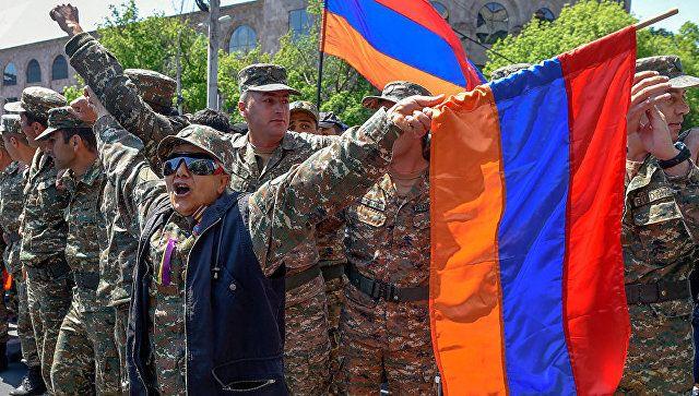 Ermənistanda keçirilən etiraz aksiyasına hərbçilər də qoşuldu<b style="color:red"></b>