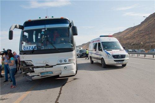 Bakıda avtobus yanacaq daşıyan maşınla toqquşdu- <b style="color:red">Foto</b>