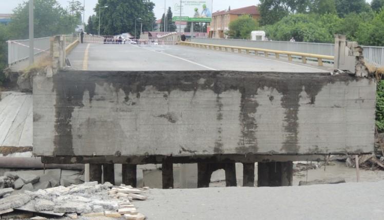 "Göyçayda körpünün əsas konstruksiyaları ciddi deformasiyaya məruz qalmayıb"<b style="color:red"></b>