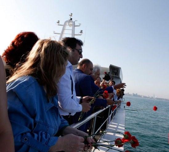 Mikayıl Müşfiqin xatirəsinə ehtiram olaraq Xəzərə gül səpildi <b style="color:red"></b>