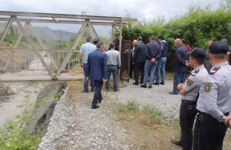 Göyçay sakinlərinin yeganə gediş-gəliş yolu olan asma piyada körpüsü bağlandı<b style="color:red"></b>