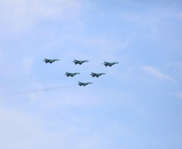 Təyyarə və helikopterlər Bakı səmasında uçuşları davam etdirir<b style="color:red"></b>