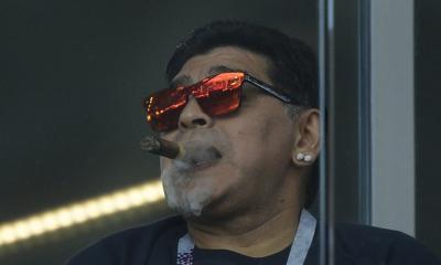 Maradona stadionda siqar çəkdi<b style="color:red"></b>