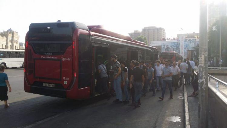 Metro stansiyalarının ətrafında sərnişin sıxlığı müşahidə edilir<b style="color:red"></b>