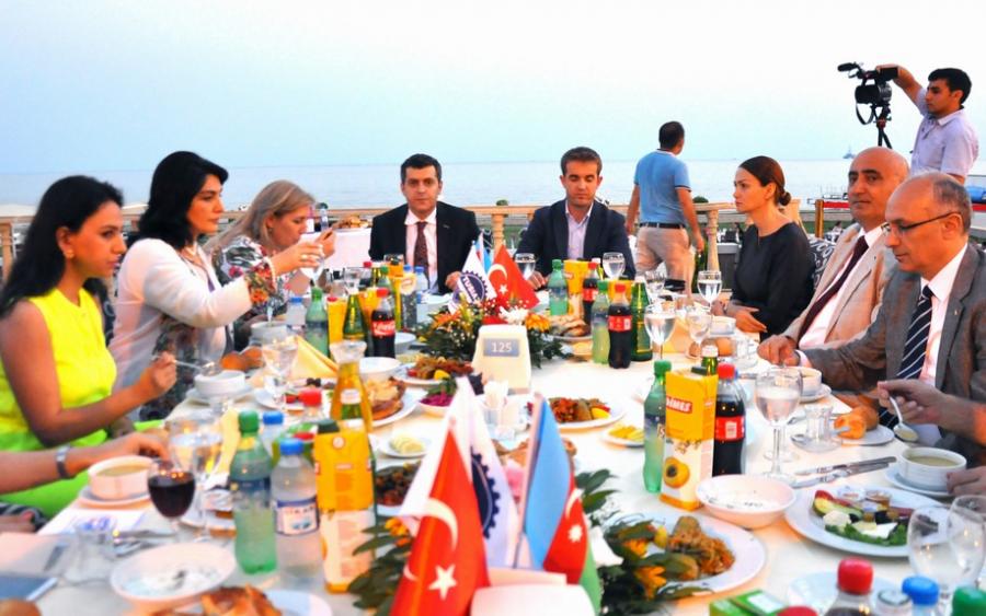 TÜSİAB ənənəvi iftar yeməyi proqramında üzvləri ilə görüşdü<b style="color:red"></b>