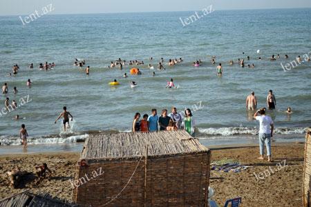 Bakıda çimərlikdə dava: <b style="color:red">yaralananlar var</b>