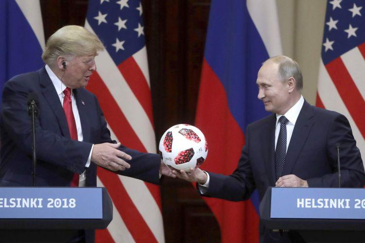 Putin Trampa DÇ-nin rəsmi topunu hədiyyə etdi<b style="color:red"></b>