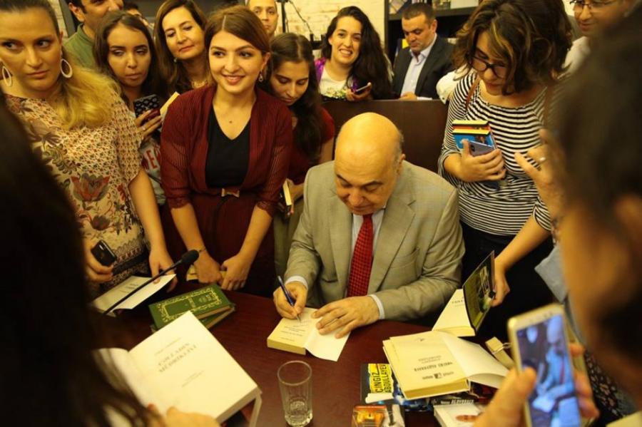 Çingiz Abdullayev oxucuları ilə bir arada<b style="color:red"></b>