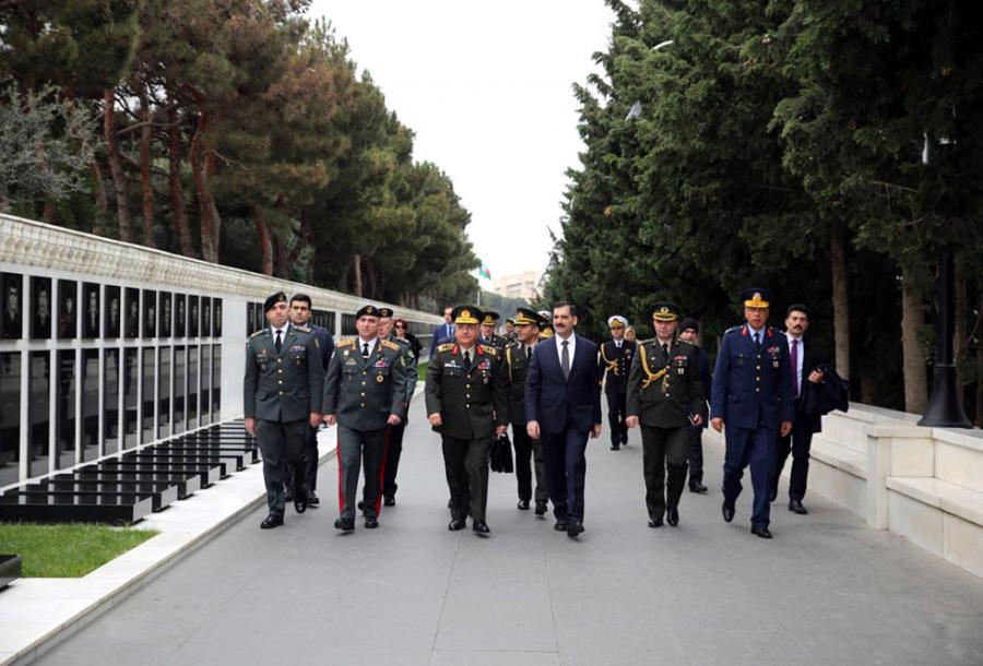 Türkiyə və Gürcüstan SQ Baş Qərargah rəisləri Şəhidlər xiyabanını ziyarət etdilər <b style="color:red"></b>