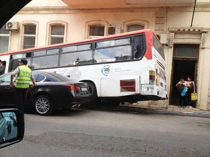 Bakıda avtomobil avtobus dayanacağına dəyib: 6 nəfər yaralanıb<b style="color:red"></b>