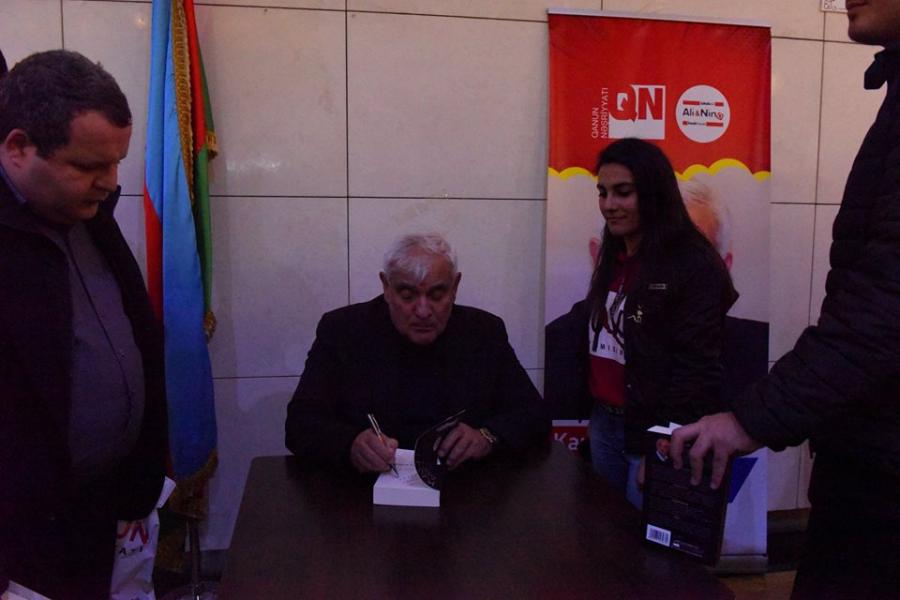 Kamal Abdulla "Unutmağa kimsə yox"un ikinci nəşrini imzaladı<b style="color:red"></b>