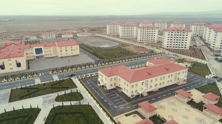 Prezident və xanımı məcburi köçkün ailələri üçün salınmış yaşayış kompleksinin açılışında<b style="color:red"></b>