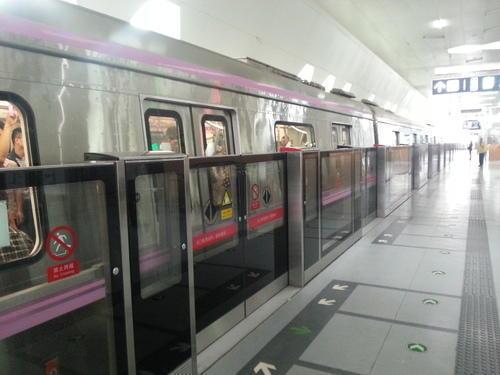 Metro stansiyalarının platformalarında mühafizə torları quraşdırıla bilərmi?<b style="color:red"></b>