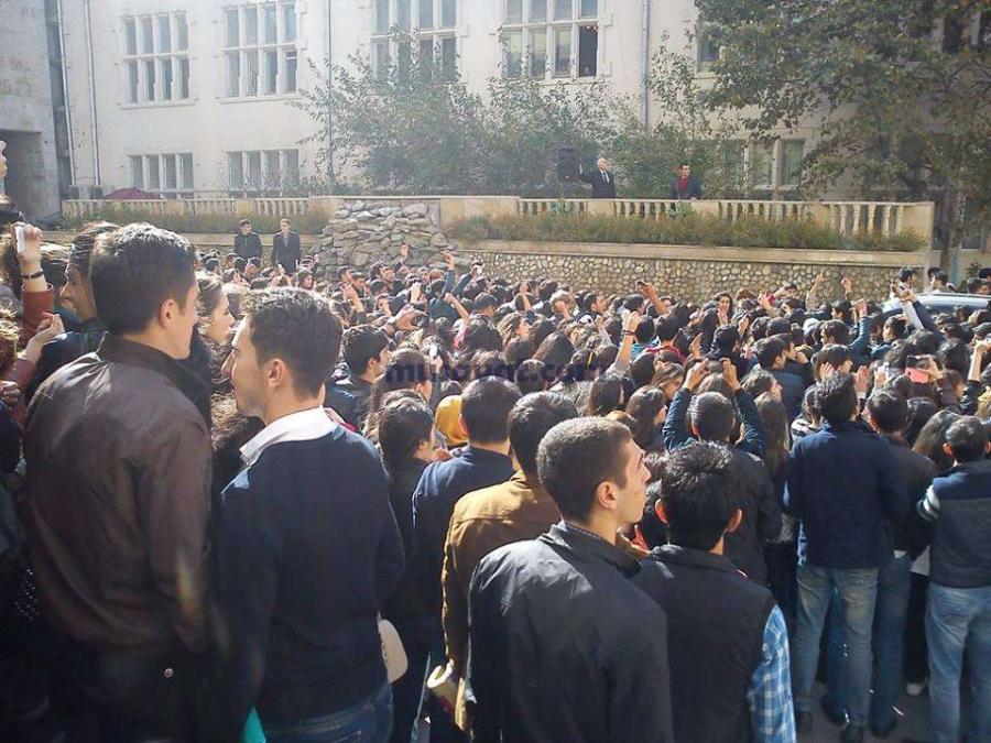 Pedaqoji Universitetin tələbələri etiraz aksiyası keçirir<b style="color:red"></b>
