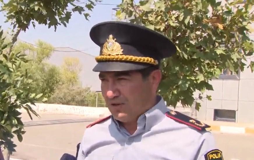 Polis yanan maşında olan turistləri xilas etdi - <b style="color:red">Video </b>