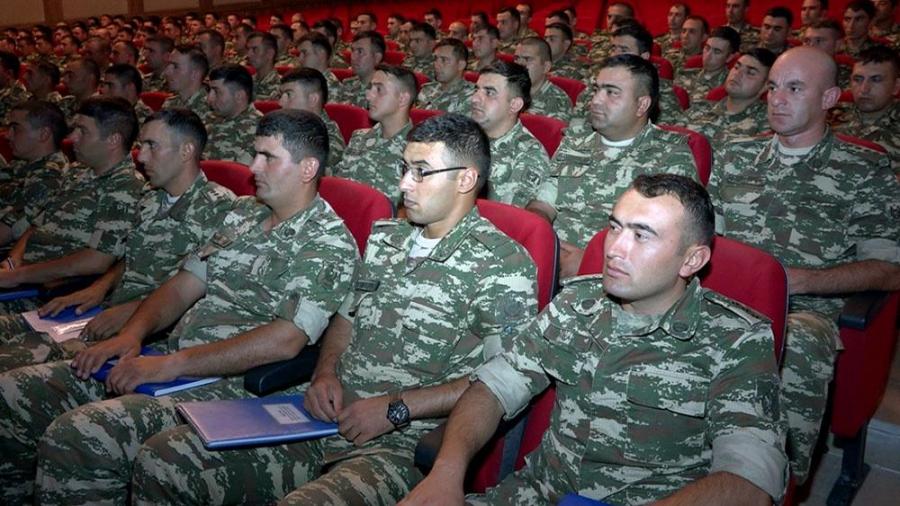 Əlahiddə Ümumqoşun Orduda bölük, batareya komandirləri və müavinləri ilə toplantı<b style="color:red"></b>
