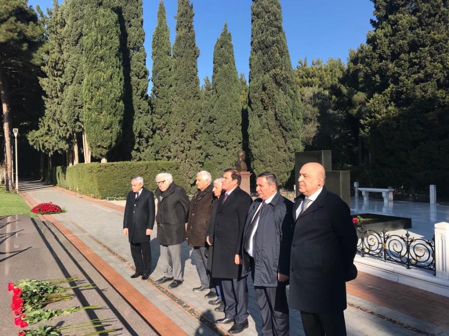 AYB rəhbərliyi Fəxri Xiyabanı ziyarət edib - <b style="color:red">Fotolar </b>