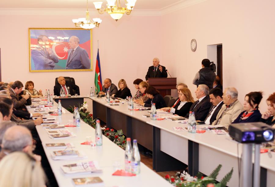 Ramiz Mehdiyevin kitabının müzakirəsi keçirilib<b style="color:red"> (foto)</b>