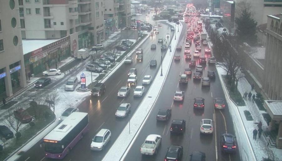 Paytaxta yağan qar yollarda nəqliyyat vasitələrinin hərəkəti üçün çətinlik yaratmayıb<b style="color:red"></b>