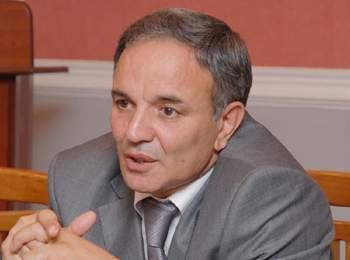 Əflatun Amaşov: "Onlayn" jurnalistikanın əmələ gəlməsi problem yaradır"<b style="color:red"></b>