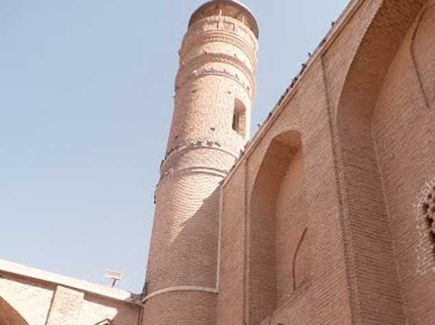 Azərbaycan vətəndaşı İranda məscidin minarəsindən özünü atmaq istəyib<b style="color:red"></b>