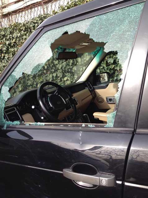 Bakıda xanım jurnalistin “Range Rover”inin şüşəsini sındırdılar - <b style="color:red">FOTO</b>