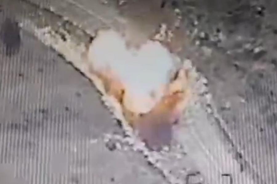 Düşmənin döyüş texnikaları məhv edildi - <b style="color:red">Video</b>