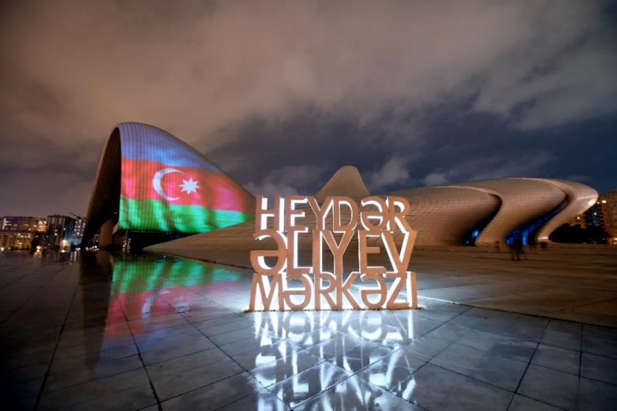 Bakının məşhur yerləri Azərbaycan bayrağı ilə proyeksiya olundu - <b style="color:red">Foto</b>