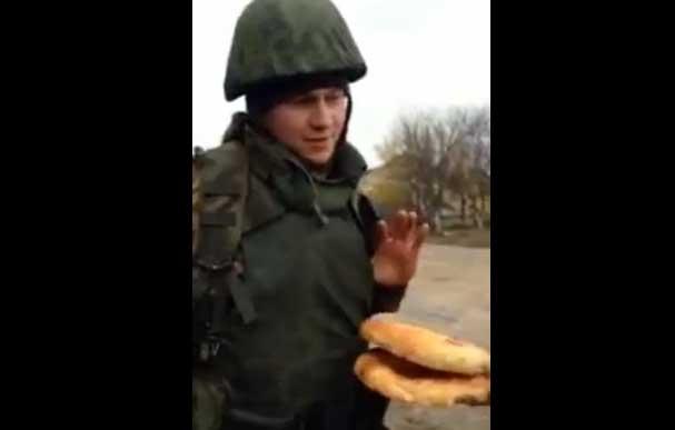 Krım tatarları blokadadakı Ukrayna sərhədçilərinə ərzaq payladı<b style="color:red"> (Video)</b>