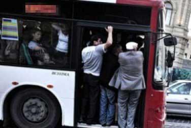 Bakıda sərnişinlər qadını təhqir edən avtobus sürücüsünü döydülər<b style="color:red"></b>