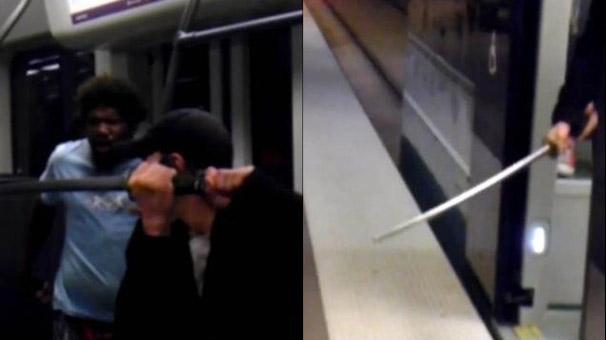 Metroda düşən davanı qılıncla ayırdı<b style="color:red"> (VİDEO)</b>