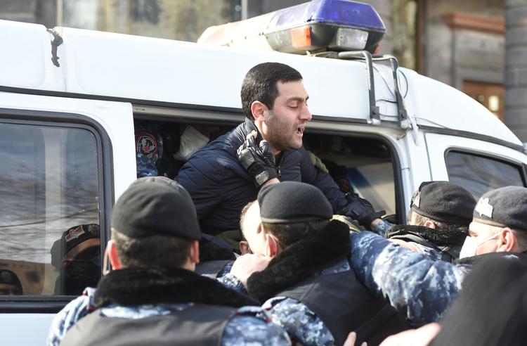 İrəvanda etirazçılar polis idarəsinin binasını mühasirəyə aldı