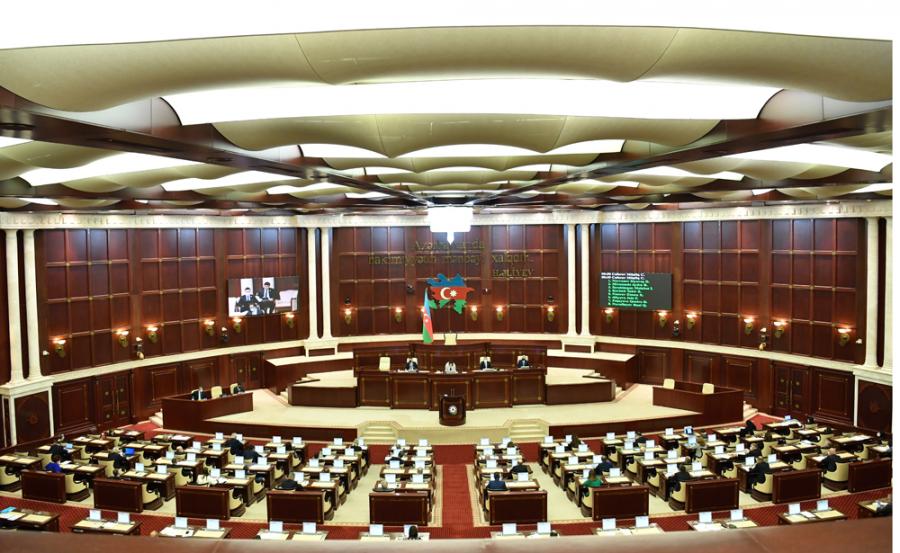 Parlament "Dövlət qulluğu haqqında" qanuna dəyişikliyi I oxunuşda qəbul edib