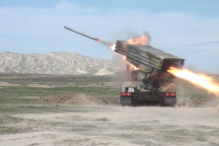 Raket-artilleriya batareyalarının döyüş atışlı təlimləri - VİDEO