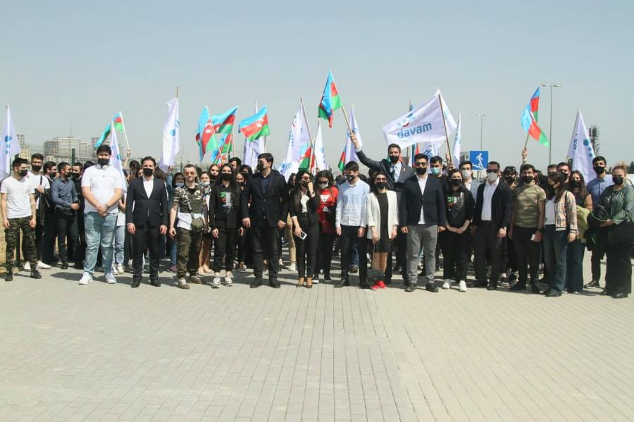 “DAVAM” Gənclər Hərəkatı Hərbi Qənimətlər Parkını ziyarət edib