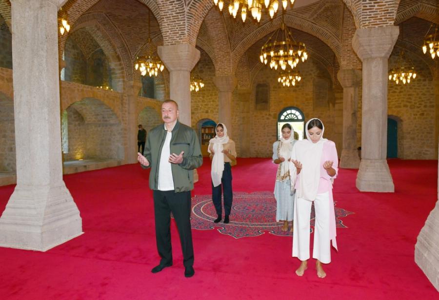 İlham Əliyev Yuxarı Gövhərağa məscidində olub - <b style="color:red">Yenilənib</b>