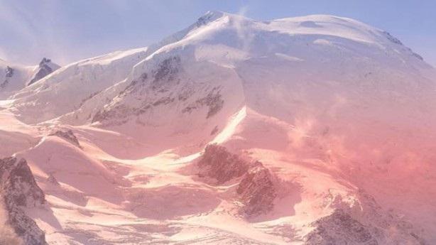Alp dağlarında qırmızı qar yağıb - Foto 