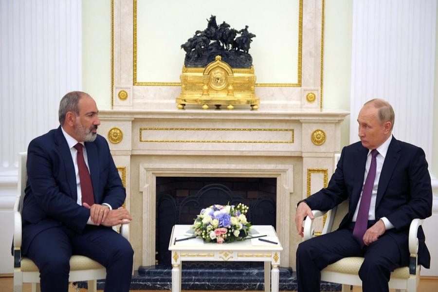 Putin Paşinyanla görüşüb