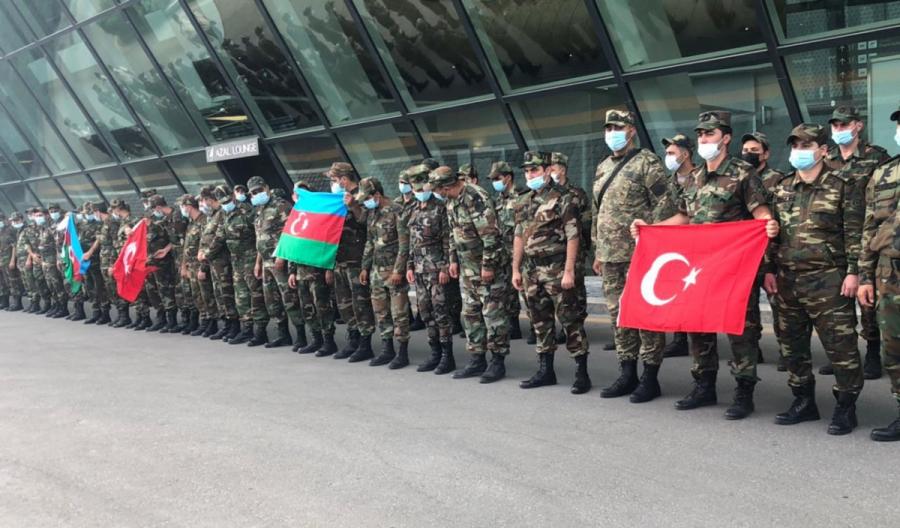 FHN-in yanğınsöndürmə qüvvələrinin əməkdaşları Türkiyəyə yola düşüb - Foto